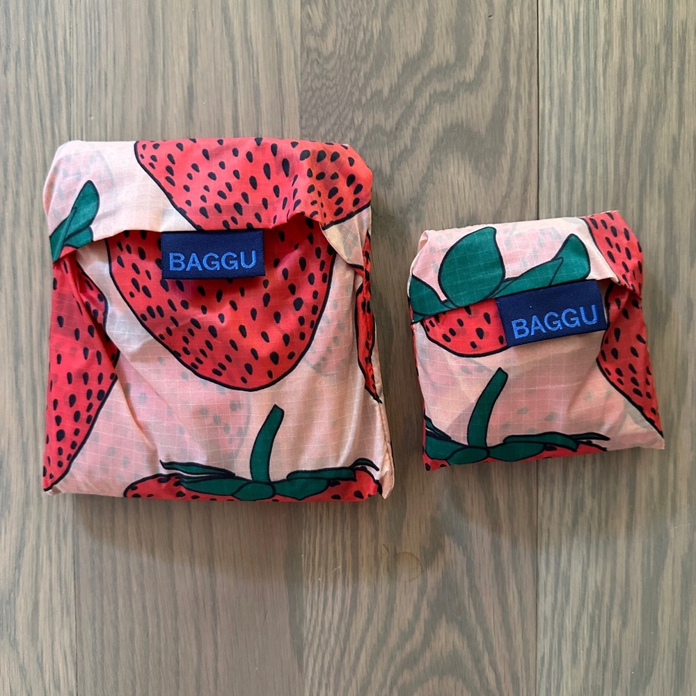 BAGGU baby and large strawberry bags